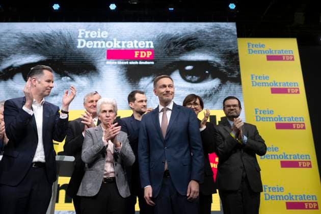 Christian Lindner, FDP Parteitag DEU, Deutschland, Germany, Berlin, 09.02.2025 Christian Lindner , Parteivorsitzender der Partei FDP , mit Mitglieder vom Parteivorstand wie Christian Duerr Dürr , Marie-Agnes Strack-Zimmermann Johannes Vogel und Marco Buschmann , auf dem Bundesparteitag der Freien Demokraten FDP zum Wahlprogramm und Sofortprogramm unter dem Motto Alles laesst sich aendern Alles lässt sich ändern in Berlin Deutschland . Nach dem Bruch der Drei-Parteien-Bundeskoalition im vergangenen November werden in Deutschland am 23. Februar 2025 vorgezogene Bundestagswahlen abgehalten. Die Partei bewegt sich derzeit unter der 5 Prozent en: Christian Lindner , party chairman of the FDP party, with members of the party executive committe