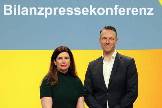 News Themen der Woche KW07 News Bilder des Tages 13.02.2025, Frankfurt, DEU, Jahresbilanz-Pressekonferenz der Commerzbank AG.Bettina Orlopp, Vorstandsvorsitzende der Commerzbank AG und Carsten Schmitt, Finanzvorstand Commerzbank AG *** 13 02 2025, Frankfurt, DEU, Annual Press Conference of Commerzbank AG Bettina Orlopp, Chairwoman of the Board of Managing Directors of Commerzbank AG and Carsten Schmitt, Chief Financial Officer of Commerzbank AG