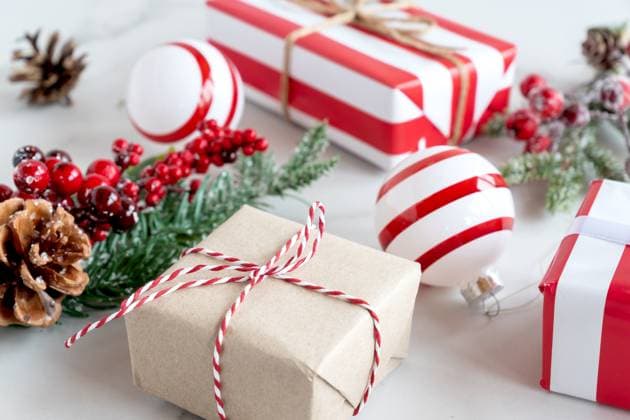 Weihnachten oder Neujahr Urlaub Geschenke in Handwerk und gestreiftes Papier mit Band eingewickelt. handgemachte Geschenk Überraschung Boxen mit diy Dekorationen auf Marmortisch Hintergrund Christmas or New Year holiday presents wrapped in craft and striped paper with ribbon. handmade gift surprise boxes with diy decorations on marble table background. Copyright: xZoonar.com IrinaxKvyatkovskayax 22792357