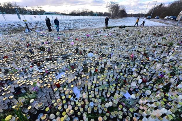 Bilder des Jahres 2025, News 02 Februar News Themen der Woche KW07 News Bilder des Tages ÖREBRO, SVERIGE 20250213 Ljus och blommor pa minnesplatsen utanför Campus Risbergska i Örebro där tio personer dog i en skolskjutning pa förra veckan. ÖREBRO SVERIGE x9200x *** OREBRO, SWEDEN 20250213 Candles and flowers at the memorial site outside Campus Risbergska in Örebro where ten people died in a school shooting last week OREBRO SWEDEN x9200x  Copyright: xBjörnxLarssonxRosvall TTx SKOLSKJUTNINGEN ÖREBRO 50REutZjioc