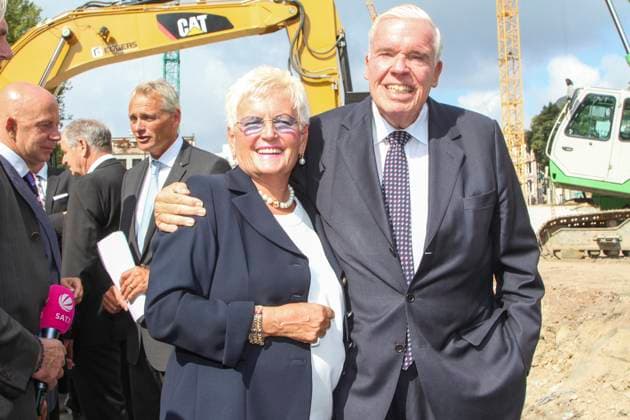 Prof. Dr.Klaus-Michael Kühne Kuehne mit seiner Ehefrau Christine Kühne - Kuehne Unternehmer Bauherr bei der Grundsteinlegung zum Hotel Neubau The Fontenay auf der Baustelle am Donnerstag 14.August 2014 in Hamburg HH Deutschland *** Prof Dr Klaus Michael Kuehne Kuehne with its Wife Christine Kuehne Kuehne Entrepreneur Owner at the Laying of the foundation stone to Hotel New building The Fontenay at the Construction site on Thursday 14 August 2014 in Hamburg HH Germany