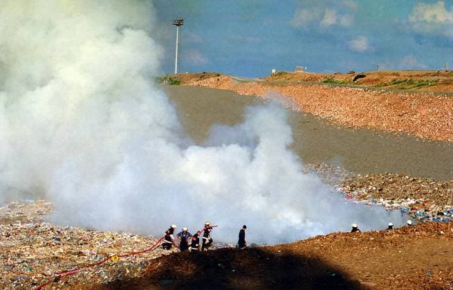 Archivbilder der Woche KW07 Brand_Mülldeponie 02.07.1997, Chemnitz, Weißer Weg, Brand auf der Mülldeponie Weißer Weg, Feuerwehr löschte den Brand, giftige Dämpfe steigen auf. Chemnitz Sachsen BRD *** Fire landfill 02 07 1997, Chemnitz, Weißer Weg, fire at the Weißer Weg landfill, fire department extinguished the fire, toxic fumes rising Chemnitz Saxony BRD