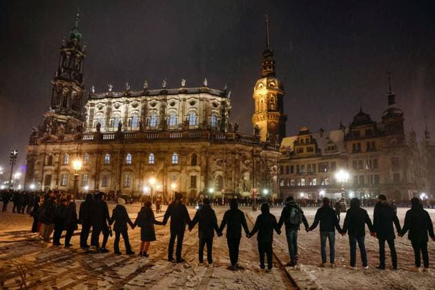 Bilder des Jahres 2025, News 02 Februar News Themen der Woche KW07 News Bilder des Tages Mit einer Menschenkette wurde am Donnerstag (13.02.2025) vor der Hofkirche in Dresden an die Opfer des Zweiten Weltkrieges und die Zerstoerung der Stadt vor 80 Jahren erinnert. Bei Luftangriffen von britischen und US-amerikanischen Bombern auf Dresden wurde zwischen dem 13. und 15. Februar 1945 die Stadt schwer zerstoert. Rund 25.000 Menschen starben. Stadt und Zivilgesellschaft gestalten jaehrlich am 13. Februar einen Gedenktag. Seit Jahren missbrauchen zudem Rechtsextremisten den Tag fuer ihre Zwecke. (Siehe epd-Meldung vom 13.02.2025) EDITORIAL USE ONLY *** A human chain in front of the Hofkirche in Dresden on Thursday 13 February 2025 commemorated the victims of the Second World War and the destruction of the city 80 years ago Between 1 Copyright: epd-bild MatthiasxSchumann epd-Dresden_Gedenken9-kopieren