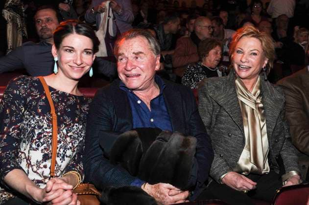 Fritz Wepper, seine Tochter Sophie und seine Frau Angela (r) bei der Premiere des Winterprogramms im Circus Krone am 1 Weihnachtstag Mittwoch 25.Dezember 2013 in München - Muenchen Bayern Deutschland *** Fritz Wepper, its Subsidiary Sophie and its Woman Angela r at the Premiere of Winter program at Circus Crown on 1 Christmas Day Wednesday 25 December 2013 in Munich Munich Bavaria Germany