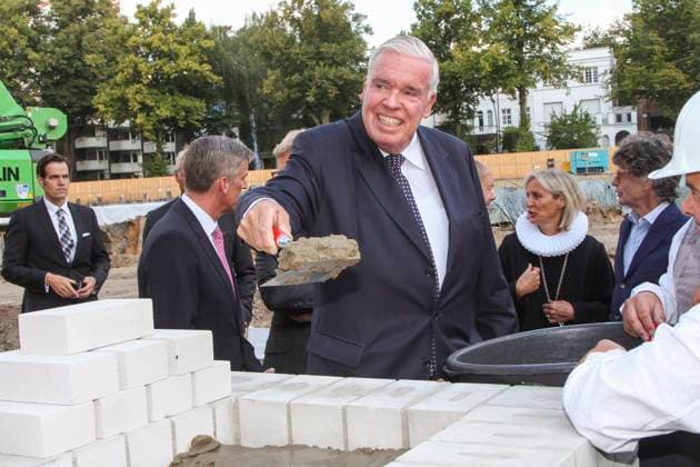 Prof. Dr.Klaus-Michael Kühne Kuehne Unternehmer Bauherr bei der Grundsteinlegung zum Hotel Neubau The Fontenay auf der Baustelle am Donnerstag 14.August 2014 in Hamburg HH Deutschland *** Prof Dr Klaus Michael Kuehne Kuehne Entrepreneur Owner at the Laying of the foundation stone to Hotel New building The Fontenay at the Construction site on Thursday 14 August 2014 in Hamburg HH Germany