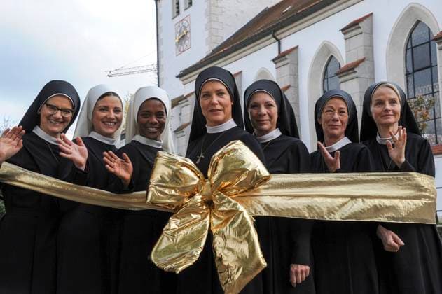Andrea Sihler (Schwester Hidegard), Mareike Lindenmeyer (Novizin Claudia), Denise M Baye (Novizin Lele), Janina Hartwig (Schwester Hanna), Nina Hoger (Oberin Theodora),Karin Gregorek (Schwester Felicitas) und Emanuela von Frankenberg (Schwester Agnes) posieren mit einer goldenen Geburtstagsschleife beim Fototermin Um Himmels Willen zum Jubilaeumsfoto zur 15 Staffel der TV Serie am Mittwoch 21.Oktober 2015 in Oberhaching bei München Bayern Deutschland *** Andrea Sihler Sister Hidegard , Mareike Linden Meyer Novice Claudia , Denise M Baye Novice Lele , Janina Hartwig Sister Hanna , Nina Hoger Superior Theodora Karin Gregorek Sister Felicitas and Emanuela from Frankenberg Sister Agnes pose with a Golden Birthday ribbon at Photo sessi