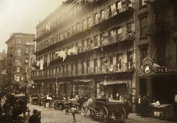 Archivbilder der Woche KW07 March 1, 1912, New York City, New York, USA: Row of tenements, 260 to 268 Elizabeth St., New York City, New York, USA, Lewis Wickes Hine, March 1912 New York City USA - ZUMAg145 19120301_aza_g145_001 Copyright: xJTxVintagex