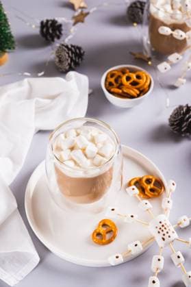 Heiße Schokolade mit Marshmallows und Brezeln und Schneeflocke auf einem Teller Vertikalansicht Hot chocolate with marshmallows and pretzels and snowflake on a plate vertical view Copyright: xZoonar.com ElenaxRuix 22798328