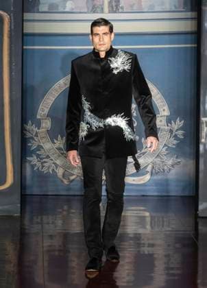 February 13, 2025, New York, New York, USA: Model walks runway for Zang Toi runway show during New York Fashion Week Fall Winter 2025 at Park Avenue Christian Church in New York on February 13, 2025. Zang Toi design for House of Toi includes dresses, shoes, accessories like bags, costume jewelry, belts and etc. New York USA - ZUMAr339 20250213_znp_r339_087 Copyright: xLevxRadinx