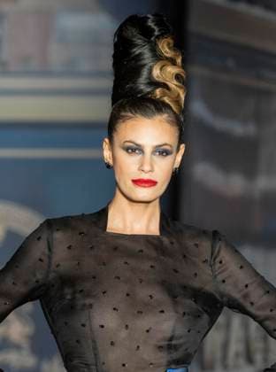 February 13, 2025, New York, New York, USA: Model walks runway for Zang Toi runway show during New York Fashion Week Fall Winter 2025 at Park Avenue Christian Church in New York on February 13, 2025. Zang Toi design for House of Toi includes dresses, shoes, accessories like bags, costume jewelry, belts and etc. New York USA - ZUMAr339 20250213_znp_r339_114 Copyright: xLevxRadinx
