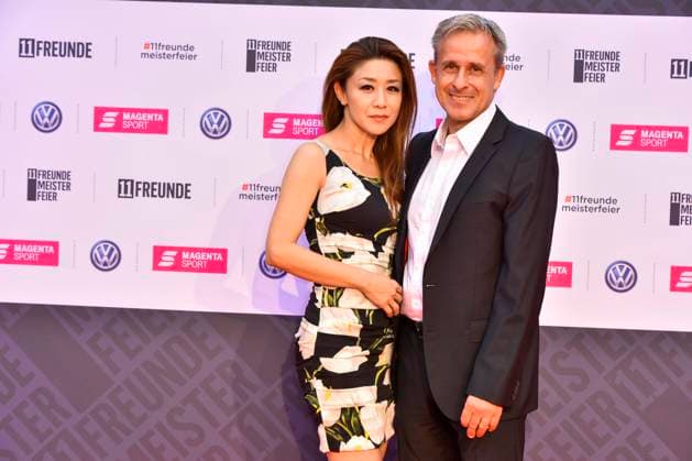 Pierre Littbarski und seine japanische Frau Hitomi zu Gast auf der 11 Freunde Meisterfeier 2019 in der Flora, Koeln am Freitag 27.07.2019 NRW Deutschland *** Pierre Littbarski and its Japanese Woman Hitomi to Guest at the 11 Friends Celebration of the Master Craftsman 2019 in the Flora, Cologne on Friday 27 07 2019 NRW Germany