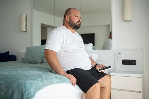 IMAGO Creative, Gesellschaft, Leisure Sickness Ein fauler, übergewichtiger Mann sitzt mit dem Telefon auf einem Hotelbett und blickt nachdenklich auf eine Stelle. Einsamkeit, Angst Ein fauler, übergewichtiger Mann sitzt mit dem Telefon auf einem Hotelbett und blickt nachdenklich auf eine Stelle. Einsamkeit, Angst ,model released, Symbolfoto Copyright: xZoonar.com DmitriixMarchenkox 22808055 ,model released, Symbolfoto ,property released