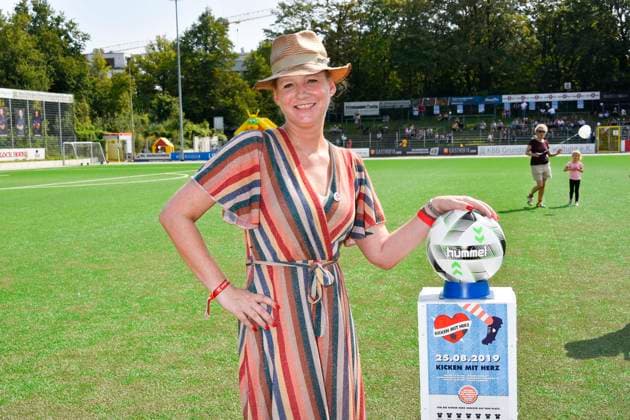 Jenny Falckenberg beim Promi Charity Fussballspiel KIcken mit Herz zwischen den Hamburg Allstars und den Placebo Kicker zu Gunsten der Kinder Herzmedizin des UKE Hamburg auf dem Fussballplatz Sportplatz Hoheluft am Sonntag 25.08.2019 in Hamburg HH Deutschland *** Jenny Falckenberg at Celebrity Charity Football match Kicking with Heart between the Hamburg Allstars and the Placebo Kicker to Favour the Children Heart medicine of UKE Hamburg at the Football pitch Sports field High air on Sunday 25 08 2019 in Hamburg HH Germany