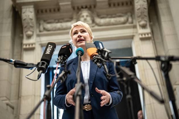News Bilder des Tages 1051. Sitzung des Bundesrates - Manuela Schwesig, Ministerpräsidentin Mecklenburg-Vorpommern gibt vor der Sitzung ein Statement ab;1051. Sitzung des Bundesrates - Manuela Schwesig, Ministerpräsidentin Mecklenburg-Vorpommern gibt vor der Sitzung ein Statement ab, Berlin Berlin Deutschland Bundesratsgebäude *** 1051 Meeting of the Bundesrat Manuela Schwesig, Minister President of Mecklenburg-Western Pomerania makes a statement before the meeting 1051 Meeting of the Bundesrat Manuela Schwesig, Minister President of Mecklenburg-Western Pomerania makes a statement before the meeting, Berlin Berlin Germany Bundesratsgebäude
