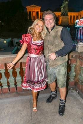 Francis Fulton-Smith mit Freundin Claudia Hillmeier zu Gast bei der ndf Wiesn Sause Promis feiern im Kaefer Wiesn Schaenke Festzelt auf dem Muenchner Oktoberfest 2019 auf der Theresienwiese - 11 Tag am Dienstag 01.10.2019 in Muenchen Bayern Deutschland *** Francis Fulton Smith with Girlfriend Claudia Hill Meier to Guest at the NDF Wiesn sause Celebrities celebrate at Kaefer Wiesn schaenke Marquee at the Muenchner Oktoberfest 2019 at the Theresienwiese 11 Day on Tuesday 01 10 2019 in Munich Bavaria Germany