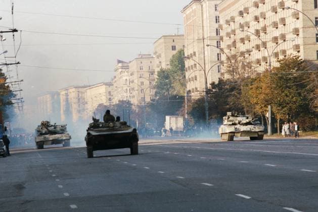 Archivbilder der Woche KW07 Moscow, Russia. Armoured vehicles move along Kutuzovsky Prospekt (Avenue) towards the House of Soviets of the Russian Federation to take part in the storming of the building on the side of the Russian President during the escalating confrontation between the Supreme Soviet of the Russian Federation and Russian President Boris Yeltsin. Andrei Babushkin TASS  32486609