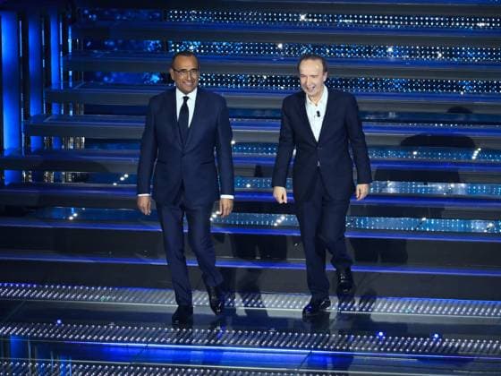 : Sanremo, 75th Italian Song Festival 2025 - Fourth Evening. In the photo Carlo Conti and Roberto Benigni - ZUMAp169 20250214_zea_p169_1041 Copyright: xMaurizioxD Avanzox