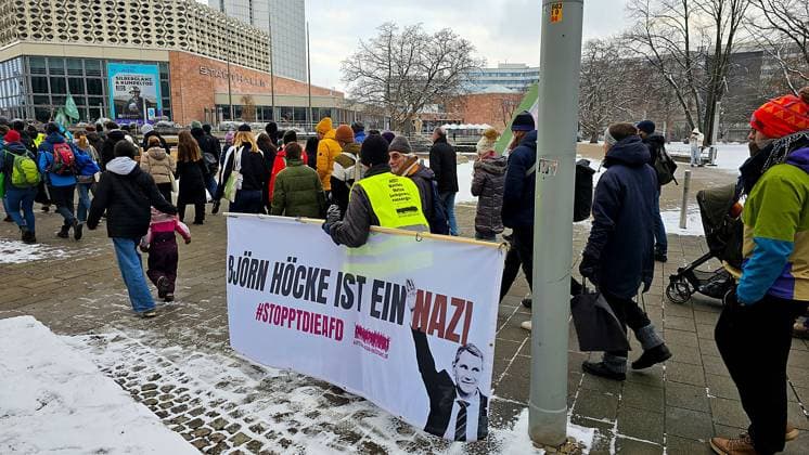 News Themen der Woche KW07 News Bilder des Tages Fridays for Future 14.02.2025, Chemnitz, Demonstration, Klimastreik Heute gibt es einen Bundesweiten Klimastreik. Auch Fridays for Future Chemnitz rief für Freitag zu einer Demonstration für den Klimastreik auf. Das Motto lautet: C the unseen climate Change Treffpunkt ist am Wall. Nach einer Kundgebung gibt es einen Marsch durch die Innenstadt. Chemnitz Sachsen BRD *** Fridays for Future 14 02 2025, Chemnitz, demonstration, climate strike Today there is a nationwide climate strike Fridays for Future Chemnitz also called for a demonstration for the climate strike on Friday The motto is C the unseen climate Change Meeting point is at the Wall After a rally there will be a march through the city center Chemnitz Saxony BRD
