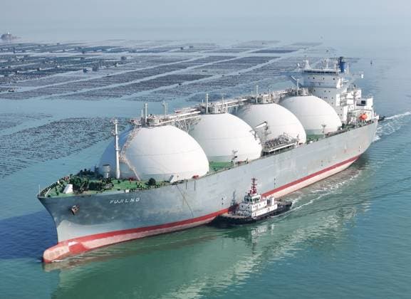 News Themen der Woche KW07 News Bilder des Tages Global Natural Gas Demand Increases YANTAI, CHINA - FEBRUARY 14, 2025 - A large LNG (liquefied natural gas) carrier is assisted by a tugboat as it docks in Yantai, Shandong province, China, Feb 14, 2025. Yantai Shandong China  Copyright: xCFOTOx i1739579285494