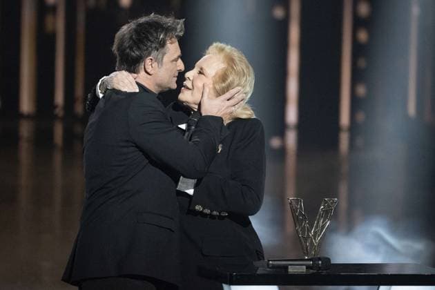 40th Les Victoires De La Musique-Boulogne-Billancourt Sylvie Vartan on stage receives an honorary award from David Hallyday during the 40th Les Victoires De La Musique at La Seine Musicale on February 14, 2025 in Boulogne-Billancourt, France. Photo by David NIVIERE ABACAPRESS.COM BOULOGNE-BILLANCOURT France  Copyright: xNivierexDavid ABACAPRESS.COMx