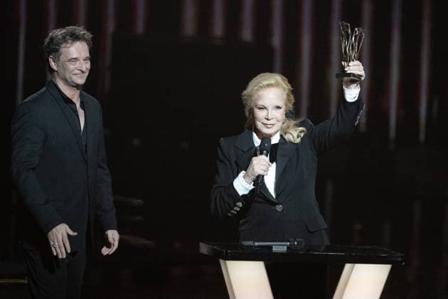 40th Les Victoires De La Musique-Boulogne-Billancourt Sylvie Vartan on stage receives an honorary award from David Hallyday during the 40th Les Victoires De La Musique at La Seine Musicale on February 14, 2025 in Boulogne-Billancourt, France. Photo by David NIVIERE ABACAPRESS.COM BOULOGNE-BILLANCOURT France  Copyright: xNivierexDavid ABACAPRESS.COMx