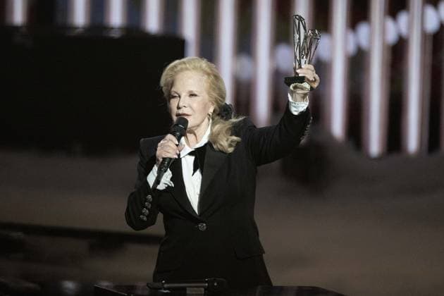 40th Les Victoires De La Musique-Boulogne-Billancourt Sylvie Vartan on stage receives an honorary award from David Hallyday during the 40th Les Victoires De La Musique at La Seine Musicale on February 14, 2025 in Boulogne-Billancourt, France. Photo by David NIVIERE ABACAPRESS.COM BOULOGNE-BILLANCOURT France  Copyright: xNivierexDavid ABACAPRESS.COMx