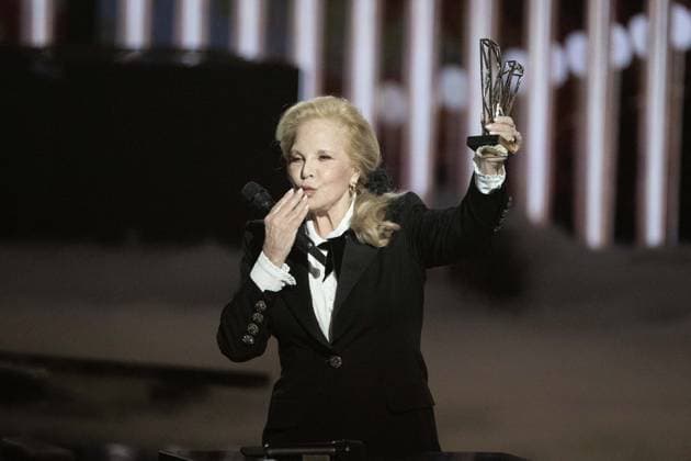 40th Les Victoires De La Musique-Boulogne-Billancourt Sylvie Vartan on stage receives an honorary award from David Hallyday during the 40th Les Victoires De La Musique at La Seine Musicale on February 14, 2025 in Boulogne-Billancourt, France. Photo by David NIVIERE ABACAPRESS.COM BOULOGNE-BILLANCOURT France  Copyright: xNivierexDavid ABACAPRESS.COMx