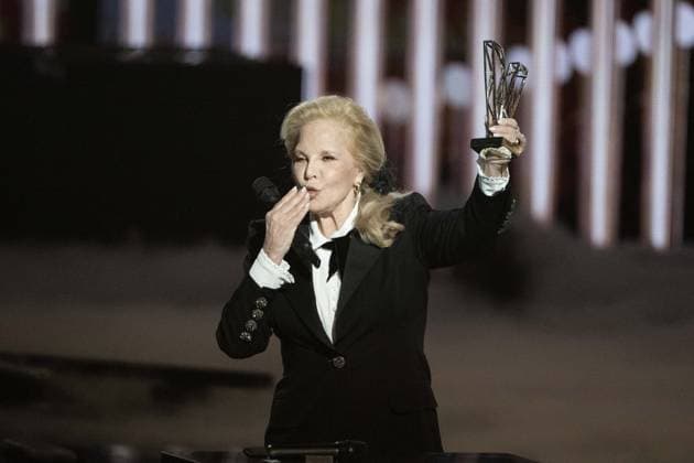 40th Les Victoires De La Musique-Boulogne-Billancourt Sylvie Vartan on stage receives an honorary award from David Hallyday during the 40th Les Victoires De La Musique at La Seine Musicale on February 14, 2025 in Boulogne-Billancourt, France. Photo by David NIVIERE ABACAPRESS.COM BOULOGNE-BILLANCOURT France  Copyright: xNivierexDavid ABACAPRESS.COMx