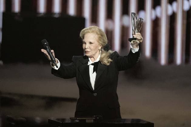 40th Les Victoires De La Musique-Boulogne-Billancourt Sylvie Vartan on stage receives an honorary award from David Hallyday during the 40th Les Victoires De La Musique at La Seine Musicale on February 14, 2025 in Boulogne-Billancourt, France. Photo by David NIVIERE ABACAPRESS.COM BOULOGNE-BILLANCOURT France  Copyright: xNivierexDavid ABACAPRESS.COMx