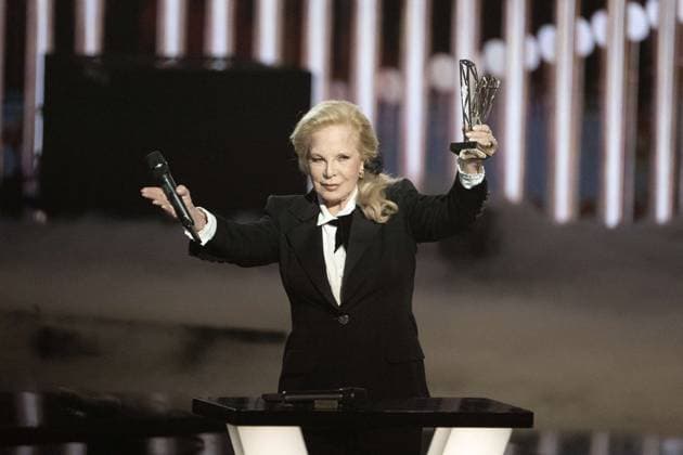 40th Les Victoires De La Musique-Boulogne-Billancourt Sylvie Vartan on stage receives an honorary award from David Hallyday during the 40th Les Victoires De La Musique at La Seine Musicale on February 14, 2025 in Boulogne-Billancourt, France. Photo by David NIVIERE ABACAPRESS.COM BOULOGNE-BILLANCOURT France  Copyright: xNivierexDavid ABACAPRESS.COMx