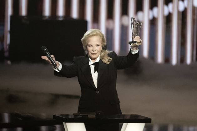 40th Les Victoires De La Musique-Boulogne-Billancourt Sylvie Vartan on stage receives an honorary award from David Hallyday during the 40th Les Victoires De La Musique at La Seine Musicale on February 14, 2025 in Boulogne-Billancourt, France. Photo by David NIVIERE ABACAPRESS.COM BOULOGNE-BILLANCOURT France  Copyright: xNivierexDavid ABACAPRESS.COMx
