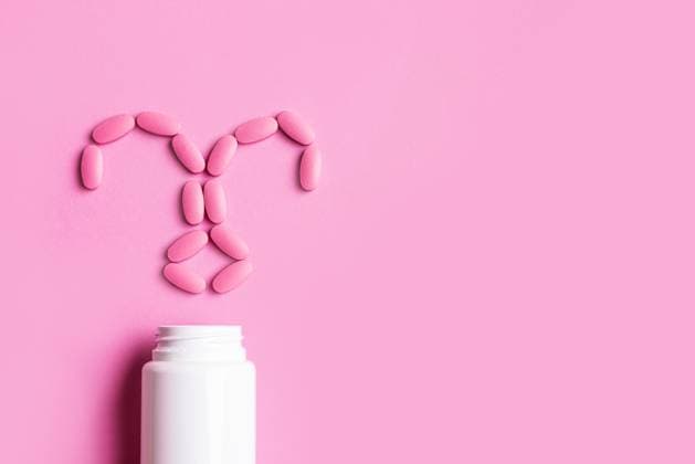Gebärmutter aus rosa Pillen, minimales Konzept für die weibliche Gesundheit Uterus made of pink pills, minimal concept of female health on pink, top view, copy space. Vitamins and supplements for woman beauty and reproductive system care. Copyright: xZoonar.com OksanaxBratanovax 22831115