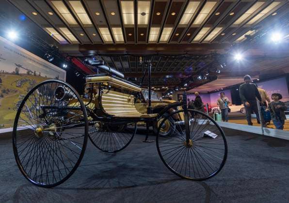 (250215) -- TORONTO, Feb. 15, 2025 -- Visitors view a replica of the 1886 Benz Patent Motorwagen during the 2025 Canadian International AutoShow in Toronto, Canada, on Feb. 14, 2025. The annual 10-day show kicked off here on Friday with the participation of over 40 automotive brands. (Photo by Xinhua) CANADA-TORONTO-CANADIAN INT L AUTOSHOW ZouxZheng 
