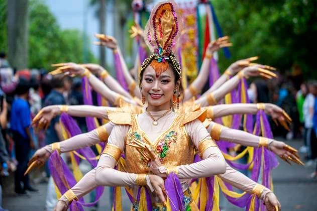 News Themen der Woche KW07 News Bilder des Tages (250215) -- BEIJING, Feb. 15, 2025 -- Dancers perform during a celebration event in Bandung, Indonesia, Feb. 14, 2025. (Photo by Xinhua) XINHUA PHOTOS OF THE DAY SeptianjarxMuharam 