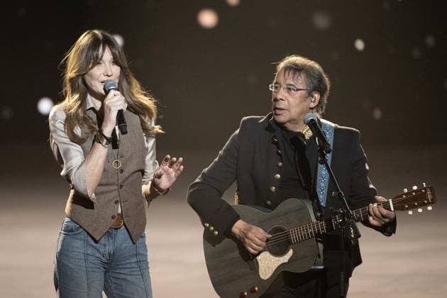 40th Les Victoires De La Musique-Boulogne-Billancourt Carla Bruni and Laurent Voulzy perform on stage at the 40th Les Victoires De La Musique at La Seine Musicale on February 14, 2025 in Boulogne-Billancourt, France. Photo by David NIVIERE ABACAPRESS.COM BOULOGNE-BILLANCOURT France  Copyright: xNivierexDavid ABACAPRESS.COMx