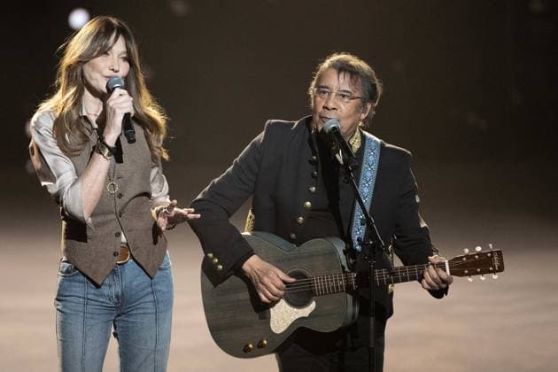 40th Les Victoires De La Musique-Boulogne-Billancourt Carla Bruni and Laurent Voulzy perform on stage at the 40th Les Victoires De La Musique at La Seine Musicale on February 14, 2025 in Boulogne-Billancourt, France. Photo by David NIVIERE ABACAPRESS.COM BOULOGNE-BILLANCOURT France  Copyright: xNivierexDavid ABACAPRESS.COMx