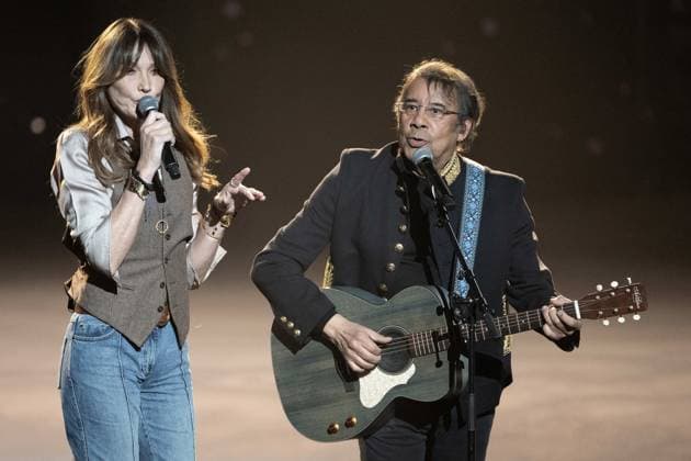 40th Les Victoires De La Musique-Boulogne-Billancourt Carla Bruni and Laurent Voulzy perform on stage at the 40th Les Victoires De La Musique at La Seine Musicale on February 14, 2025 in Boulogne-Billancourt, France. Photo by David NIVIERE ABACAPRESS.COM BOULOGNE-BILLANCOURT France  Copyright: xNivierexDavid ABACAPRESS.COMx