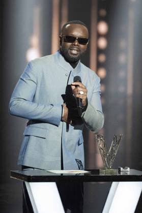 40th Les Victoires De La Musique-Boulogne-Billancourt Maitre Gims celebrates after receiving the award for Male artist of the year during the 40th Les Victoires De La Musique at La Seine Musicale on February 14, 2025 in Boulogne-Billancourt, France. Photo by David NIVIERE ABACAPRESS.COM BOULOGNE-BILLANCOURT France  Copyright: xNivierexDavid ABACAPRESS.COMx