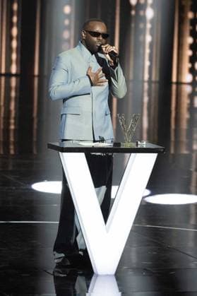 40th Les Victoires De La Musique-Boulogne-Billancourt Maitre Gims celebrates after receiving the award for Male artist of the year during the 40th Les Victoires De La Musique at La Seine Musicale on February 14, 2025 in Boulogne-Billancourt, France. Photo by David NIVIERE ABACAPRESS.COM BOULOGNE-BILLANCOURT France  Copyright: xNivierexDavid ABACAPRESS.COMx