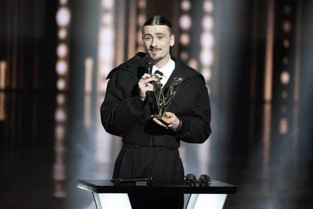 40th Les Victoires De La Musique-Boulogne-Billancourt Pierre Garnier celebrates after receiving the male revelation award during the 40th Les Victoires De La Musique at La Seine Musicale on February 14, 2025 in Boulogne-Billancourt, France. Photo by David NIVIERE ABACAPRESS.COM BOULOGNE-BILLANCOURT France  Copyright: xNivierexDavid ABACAPRESS.COMx