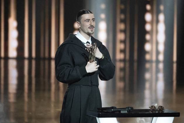 40th Les Victoires De La Musique-Boulogne-Billancourt Pierre Garnier celebrates after receiving the male revelation award during the 40th Les Victoires De La Musique at La Seine Musicale on February 14, 2025 in Boulogne-Billancourt, France. Photo by David NIVIERE ABACAPRESS.COM BOULOGNE-BILLANCOURT France  Copyright: xNivierexDavid ABACAPRESS.COMx