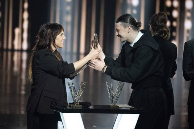 40th Les Victoires De La Musique-Boulogne-Billancourt Pierre Garnier receives the male revelation award from Zaz during the 40th Les Victoires De La Musique at La Seine Musicale on February 14, 2025 in Boulogne-Billancourt, France. Photo by David NIVIERE ABACAPRESS.COM BOULOGNE-BILLANCOURT France  Copyright: xNivierexDavid ABACAPRESS.COMx