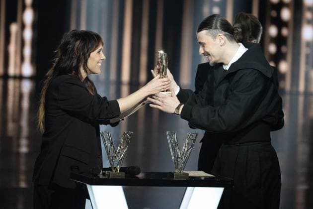 40th Les Victoires De La Musique-Boulogne-Billancourt Pierre Garnier receives the male revelation award from Zaz during the 40th Les Victoires De La Musique at La Seine Musicale on February 14, 2025 in Boulogne-Billancourt, France. Photo by David NIVIERE ABACAPRESS.COM BOULOGNE-BILLANCOURT France  Copyright: xNivierexDavid ABACAPRESS.COMx