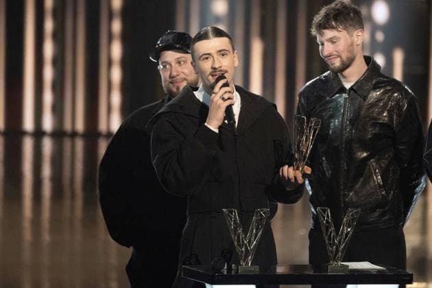 40th Les Victoires De La Musique-Boulogne-Billancourt Pierre Garnier celebrates after receiving the male revelation award during the 40th Les Victoires De La Musique at La Seine Musicale on February 14, 2025 in Boulogne-Billancourt, France. Photo by David NIVIERE ABACAPRESS.COM BOULOGNE-BILLANCOURT France  Copyright: xNivierexDavid ABACAPRESS.COMx