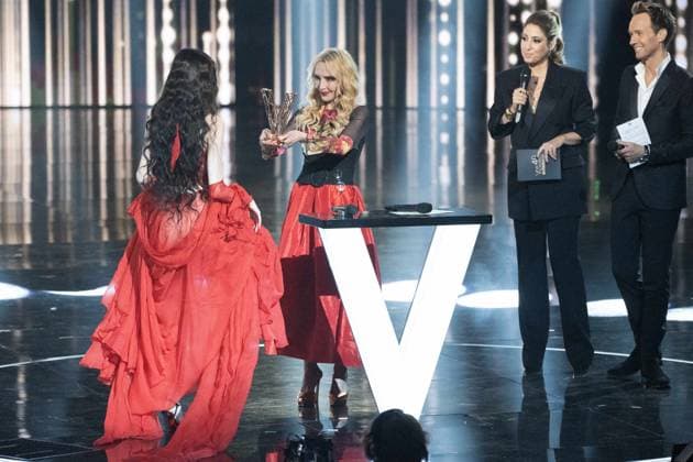 40th Les Victoires De La Musique-Boulogne-Billancourt Solenn receives the Female revelation award from Jeanne Mas during the 40th Les Victoires De La Musique at La Seine Musicale on February 14, 2025 in Boulogne-Billancourt, France. Photo by David NIVIERE ABACAPRESS.COM BOULOGNE-BILLANCOURT France  Copyright: xNivierexDavid ABACAPRESS.COMx