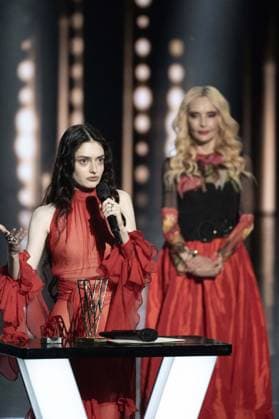 40th Les Victoires De La Musique-Boulogne-Billancourt Solenn receives the Female revelation award from Jeanne Mas during the 40th Les Victoires De La Musique at La Seine Musicale on February 14, 2025 in Boulogne-Billancourt, France. Photo by David NIVIERE ABACAPRESS.COM BOULOGNE-BILLANCOURT France  Copyright: xNivierexDavid ABACAPRESS.COMx