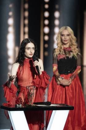 40th Les Victoires De La Musique-Boulogne-Billancourt Solenn receives the Female revelation award from Jeanne Mas during the 40th Les Victoires De La Musique at La Seine Musicale on February 14, 2025 in Boulogne-Billancourt, France. Photo by David NIVIERE ABACAPRESS.COM BOULOGNE-BILLANCOURT France  Copyright: xNivierexDavid ABACAPRESS.COMx