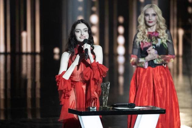 40th Les Victoires De La Musique-Boulogne-Billancourt Solenn receives the Female revelation award from Jeanne Mas during the 40th Les Victoires De La Musique at La Seine Musicale on February 14, 2025 in Boulogne-Billancourt, France. Photo by David NIVIERE ABACAPRESS.COM BOULOGNE-BILLANCOURT France  Copyright: xNivierexDavid ABACAPRESS.COMx