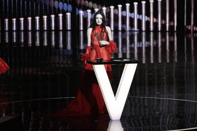 40th Les Victoires De La Musique-Boulogne-Billancourt Solenn celebrates after receiving the Female revelation award from Jeanne Mas during the 40th Les Victoires De La Musique at La Seine Musicale on February 14, 2025 in Boulogne-Billancourt, France. Photo by David NIVIERE ABACAPRESS.COM BOULOGNE-BILLANCOURT France  Copyright: xNivierexDavid ABACAPRESS.COMx