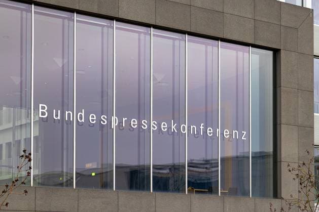 Gebäude der Bundespressekonferenz, Berlin, 07.02.2025 Außenansicht des Gebäudes der Bundespressekonferenz am Schiffbauerdamm. Die große Glasfassade reflektiert die Umgebung, während der Schriftzug Bundespressekonferenz deutlich sichtbar ist. Berlin-Mitte Berlin Deutschland *** Building of the Federal Press Conference, Berlin, 07 02 2025 Exterior view of the Federal Press Conference building on Schiffbauerdamm The large glass façade reflects the surroundings, while the Bundespressekonferenz lettering is clearly visible Berlin Mitte Berlin Germany 20250207-6V2A8216-M4000